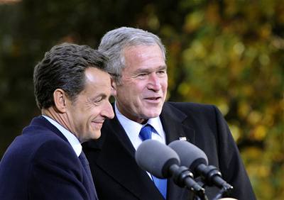Prezident Bush a jeho francouzský protjek Sarkozy.
