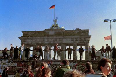 Nmci se radují na padající Berlínské zdi, prosinec 1989