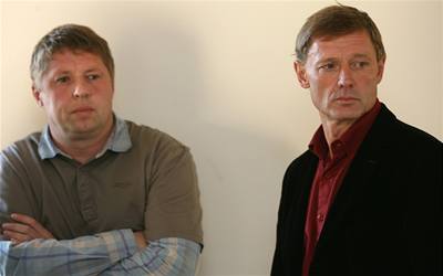 Mladoboleslavtí híníci. Trenér Zdenk asný (vpravo) a jeho asistent Petr uhel.