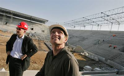 Stavební dozor. Vladimír �micer se poslední týdny v�noval spí�e nefotbalovým zále�itostem. Nedávno t�eba nav�tívil stavbu nového stadionu Slavie v Edenu.