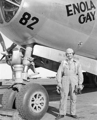 Paul W. Tibbets, ped letadlem, které svrhlo atomovou bombu na Hiroimu.