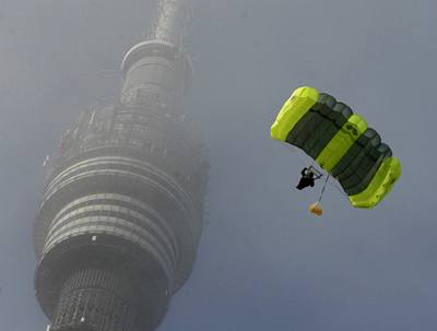 Para�utista se sná�í z v�e Ostankino.
