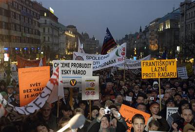 Demonstrace proti radaru na Václavském námstí.