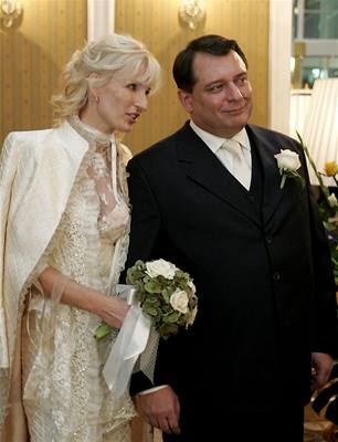Jií Paroubek s pítelkyní Petrou Kováovou pózují na svatb novinám.