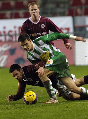 Pavel Horváth ze Sparty Praha je faulován Janem Moravcem z Bohemians.