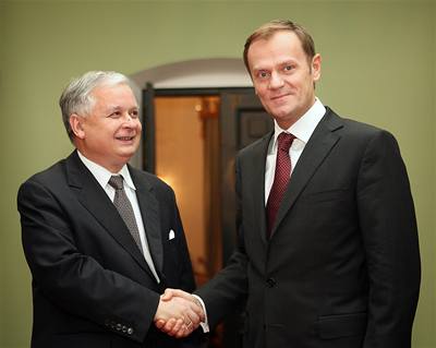 Polský prezident Lech Kaczynski s lídrem liberál Donaldem Tuskem.