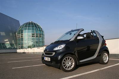 Smart Fortwo me mít mnoho podob. Zde je kabriolet v decentní ernostíbrné kombinaci.