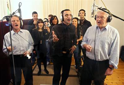 Ministi zahranií Nmecka a Francie zpívají píse, která má pomoci integrovat nmecké Turky.