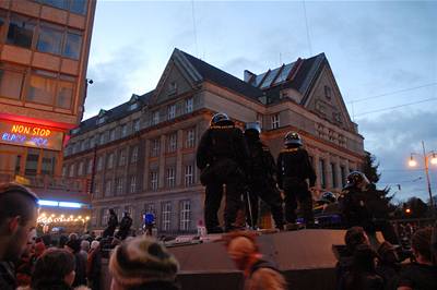 Právnická fakulta byla v obleení policist.