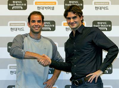 Pete Sampras a Roger Federer p�ed exhibicí v Soulu, kterou vyhrála sou�asná sv�tová jedni�ka.