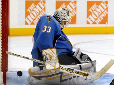 Ond�ej Pavelec skv�le zastoupil branká�skou jedni�ku Atlanty Trashers Kariho Lethonena.