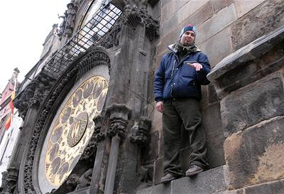 Muž vylezl na orloj na Staroměstském náměstí.