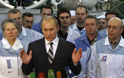 Ruský prezident Vladimir Putin na návtv Lavokinovy továrny v Moskv, kde se poprvé vyjádil k výsledku voleb.