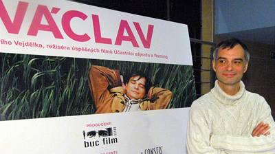Ivan Trojan, pedstavitel titulní role v novém eském filmu Václav reiséra Jiího Vejdlka, pózuje u plakátu ped tiskovou konferencí k uvedení filmu do kin 15. listopadu ve Slovanském dom v Praze. 