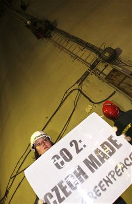Aktivisté Greenpeace obsazují elektrárenský komín.
