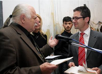 Právní zástupce skupiny Ztohoven (vpravo) pevzal od editele Národní galerie Milana Kníáka cenu NG 333 a Skupiny EZ pi píleitosti vyhláení vítze 1. roníku stejnojmenné soute.