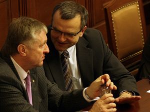 Premir Mirek Topolnek (vlevo) a ministr financ Miroslav Kalousek na schzi snmovny.