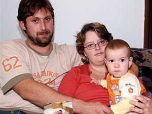 Dvtka Verunka a Nikolka, kter ped rokem zamnili zdravotnci v tebsk porodnici, se vrtila ke svm rodim.