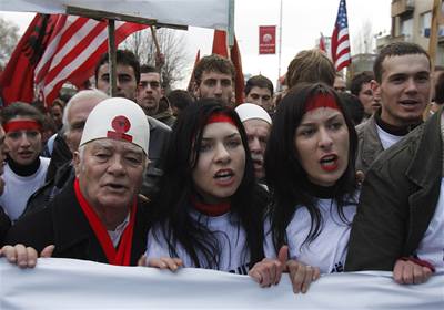 Kosovtí Albánci pi demonstraci za nezávislost srbské provincie.