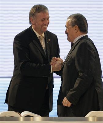 Premiér Topolánek a ministr zahranií Schwarzenberg po podpisu unijní smlouvy.