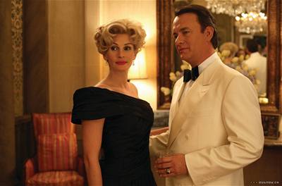 Kandidáti na Zlaté glóby. Julia Robertsová a Tom Hanks ve filmu Mikea Nicholse Soukromá válka pana Wilsona.