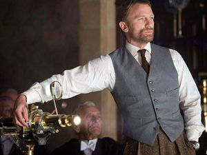 Lorda Asriela si ve filmu Zlatý kompas zahrál Daniel Craig.
