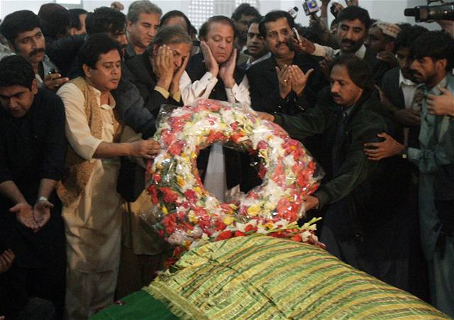 Bývalý pákistánský premiér Nawaz Sharif se modlí u hrobu Bénazír Bhuttové.