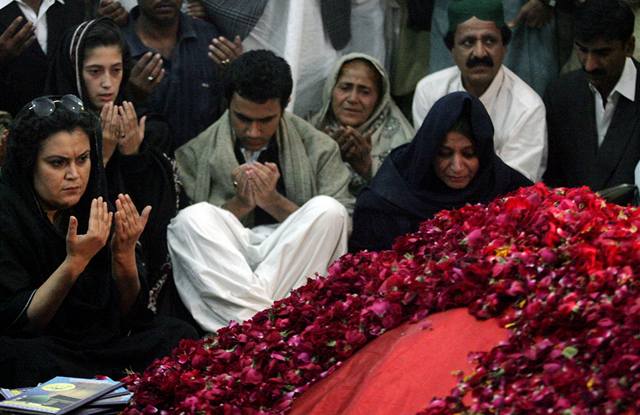 vagrová Bénazír Bhuttové Ghinwa Bhuttová (vlevo) se modlí u hrobu zavradné politiky.