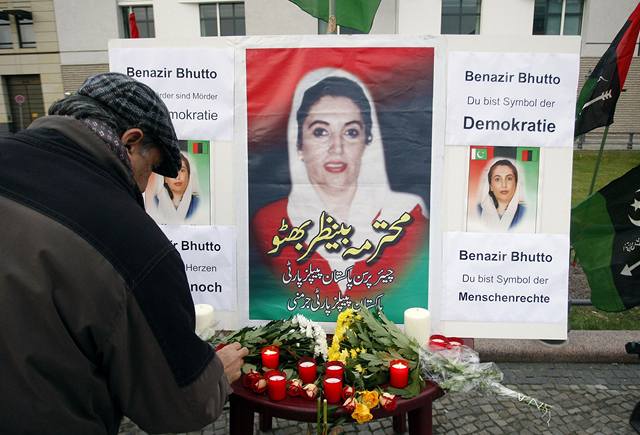 Smrt politiky zasáhla Pákistánce na celém svt. Písluník pákistánské komunity v Nmecku u provizorního pomníku politiky.