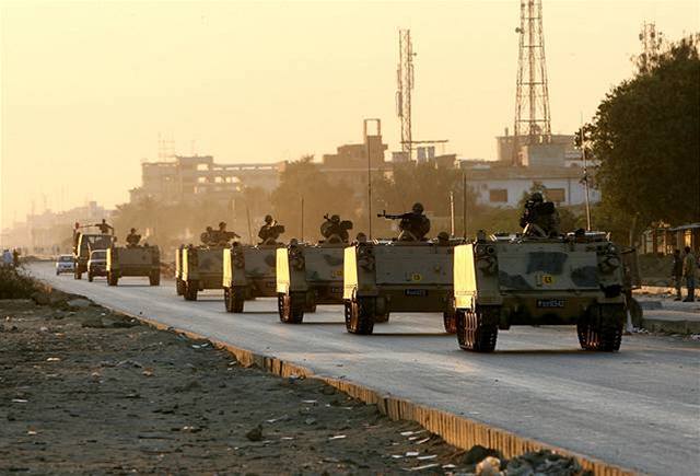 Konvoj tank projídí ulicemi Karáí. Pákistánské ozbrojené síly dostaly rozkaz zasáhnout proti rabování. 