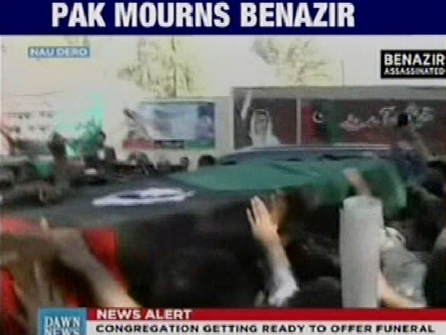 Poheb Bénazír Bhuttové. Pákistánská politika byla pochována v rodinném mauzoleu v Garhi Khuda Bak.