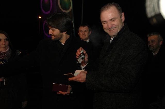 Ministi vnitra eska a Slovenska Ivan Langer a Róbert Kaliák si dávají poslední razítka do pas