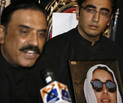 Dvaapadesátiletý Zardárí (vlevo)  je vdovcem po nkdejí pákistánské premiérce a pozdji vdkyni opozice Bénazír Bhuttové, vpravo její syn