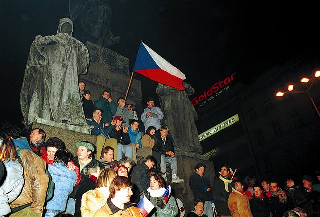 První minuty eské republiky. Nový rok 1993 na Václavském námstí.