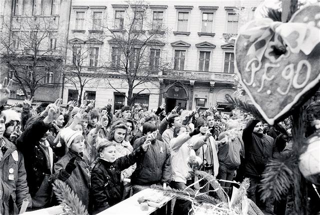 Silvestr 1989. Oslava na Václavském námstí v Praze.