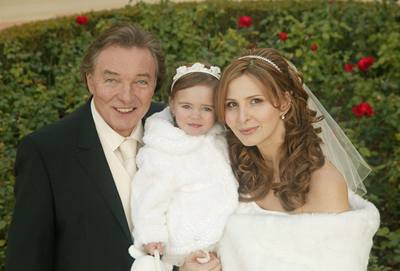 Karel Gott se oženil s Ivanou Macháčkovou v lednu v Las Vegas. Na svatebním snímku s dcerou Charlotte Ellou.