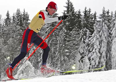 Luká Bauer na trati závodu na 15 km klasickou technikou v seriálu Tour de Ski.