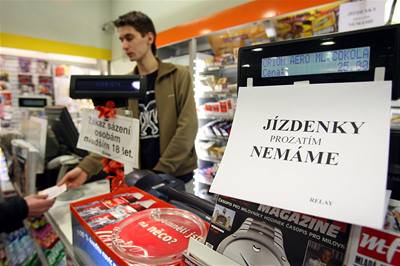 V prvních dnech nového roku nebyly jízdenky MHD k dostání kv�li problém�m v distribuci. Nyní je n�které trafiky p�estaly definitivn� odebírat. Podle odhadu se dají sehnat zhruba v polovin� pra�ských trafik.