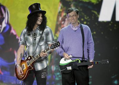 Souboj kytaristů. Při zahájení veletrhu se utkali bývalý šéf Microsoftu Bill Gates a bývalý kytarista skupiny Guns n'Roses Slash.