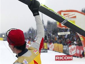 Luk Bauer se raduje z vtzstv v zvod na 15 km klasickou technikou v serilu Tour de Ski.