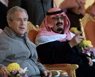 Americký prezident George W. Bush sleduje se saúdskoarabským králem Abdullahem kon z královy stáje.