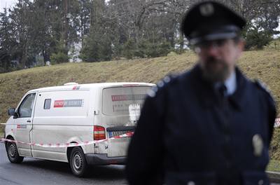 Pepadená dodávka odstavená poblí místa inu na benzínové pump v Sedmihorkách u Turnova na Semilsku. 