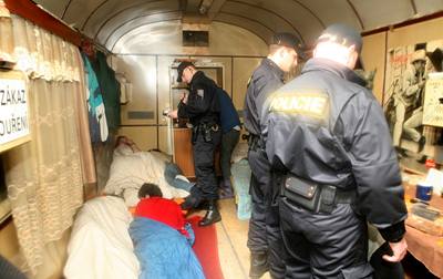Policei provádí pravidelné kontroly v odstavených vagone na brnnském nádraí. Velmi asto v nich noc pekávají bezdomovci a lidé bez stechy nad hlavou.