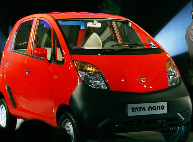 Indický brouk. Celkem 45 tisíc korun má stát indický osobní automobil Nano, který by ml být pro masový automobilismus v Indii podobným impulzem jako Volkswagen Brouk nebo Fiaty 500 a 600 v poválené Evrop.