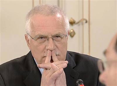 Soustedný Václav Klaus pi prezidentském duelu naslouchá soupei.