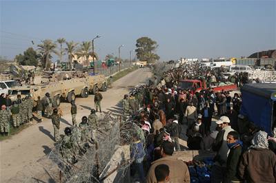 Egyptské bezpenostní síly se pokouí znovu uzavít hranici do pásma Gazy.