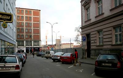 V proluce na snímku m�l na pozemku �eských drah stát Palace CD, zatím se to v�ak nestalo a na míst� ji� n�kolik let roste jen plevel.