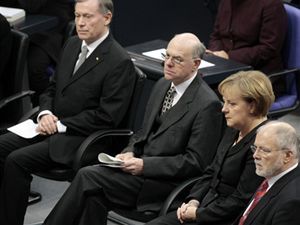 Nmeck prezident Horst Koehler, kanclka Angela Merkelov a pedsedov obou parlamentnch komor bhem pietnho aktu. 