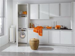 Pokud máte oddělenou kuchyň, můžete pro pračku se sušičkou najít místo i zde. Vyplatí se vám, pokud se při výběru spotřebičů pro toto řešení soustředíte na jejich hlučnost. Čím tišší, tím lepší. (Miele)