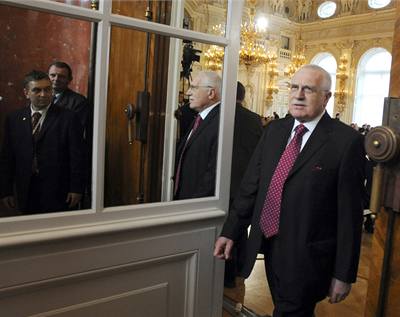 Prezident a prezidentský kandidát Václav Klaus vychází ze panlského sálu Praského hradu.